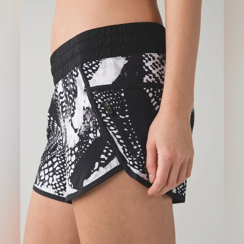 Lululemon Tracker Short III 4-way Stretch Static Mist White Black / Black Size 6